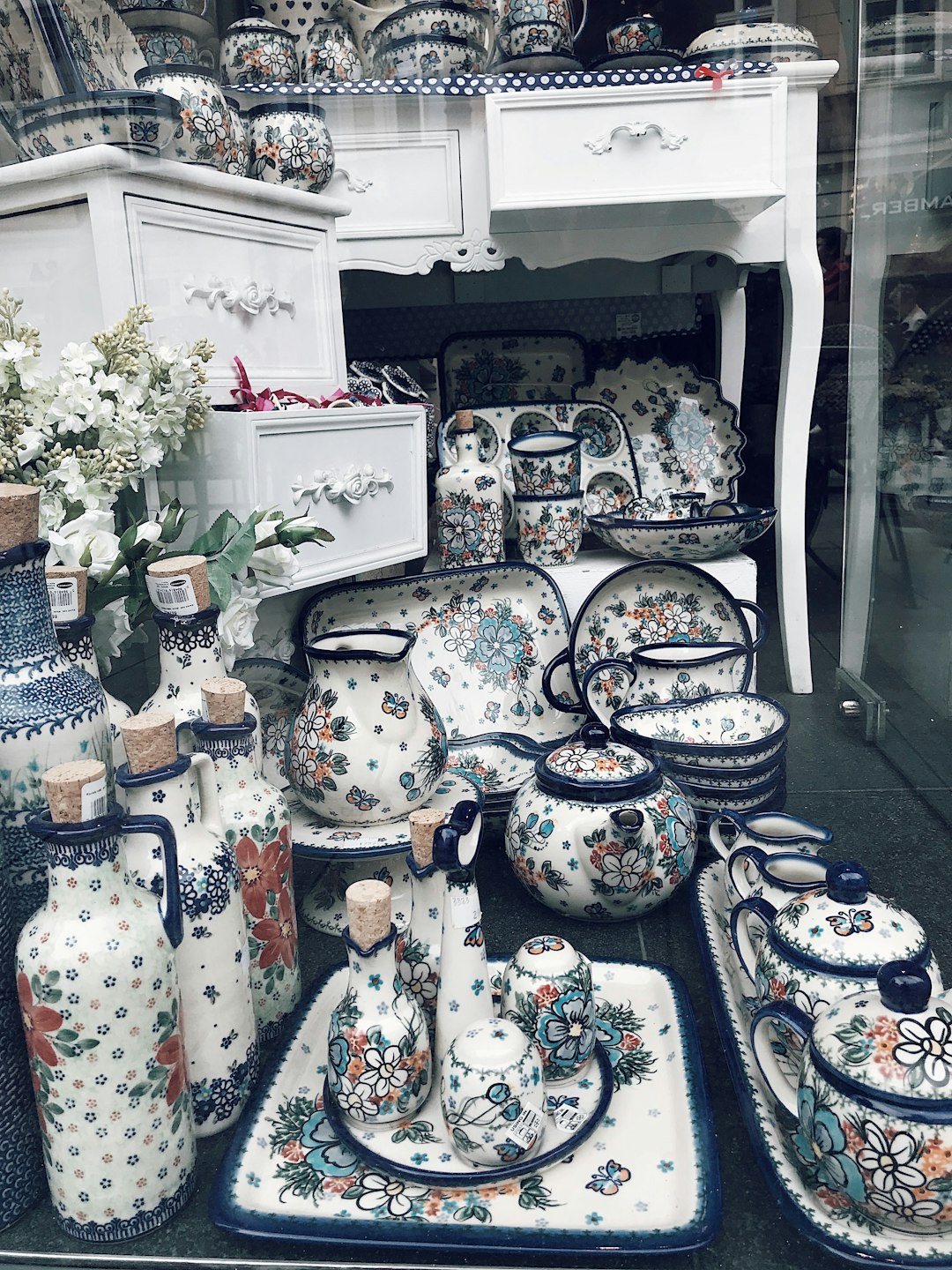a-collection-of-vases-and-dishes-on-display-in-a-store-window-teb-wc36elw